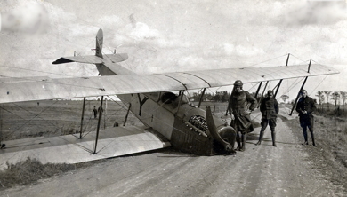 Un Curtiss JN-4 Canuck sur la route de p?rim?tre.